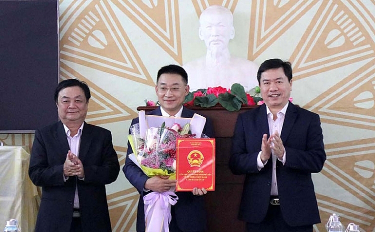 Chủ tịch UBND tỉnh Trần Hữu Thế và Thứ trưởng Bộ NN-PTNT Lê Minh Hoan trao quyết định, tặng hoa chúc mừng ông Lữ Ngọc Lâm (Ảnh: Báo Phú Yên)