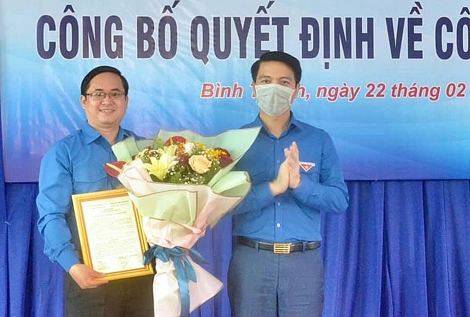 Ông Nguyễn Ngọc Lương trao quyết định (Ảnh: TPO)