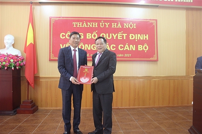 Ông Đỗ Anh Tuấn (trái) nhận quyết định bổ nhiệm (Ảnh: VTC News)