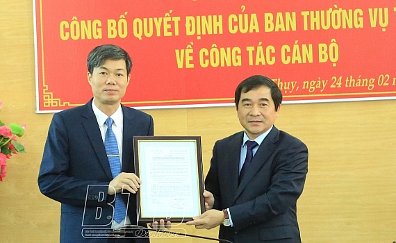 Ông Nguyễn Tiến Thành, Phó Bí thư thường trực Tỉnh ủy, Chủ tịch HĐND tỉnh trao quyết định cho ông Nguyễn Văn Hóa