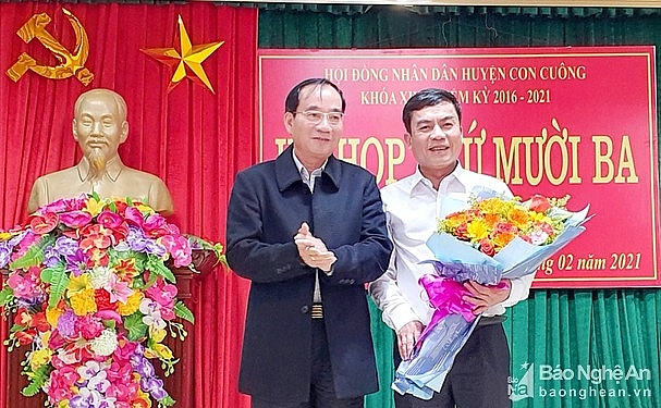 Ông Hoàng Viết Đường - Phó Chủ tịch HĐND tỉnh Nghệ An chúc mừng ông Hoàng Sỹ Kiện
