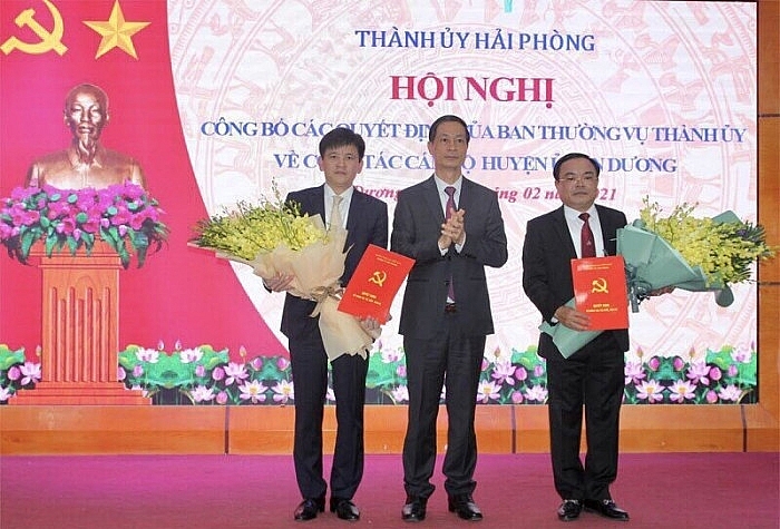 Ông Nguyễn Trường Sơn và ông Phạm Việt Hùng nhận quyết định (Ảnh: Báo Giao thông)