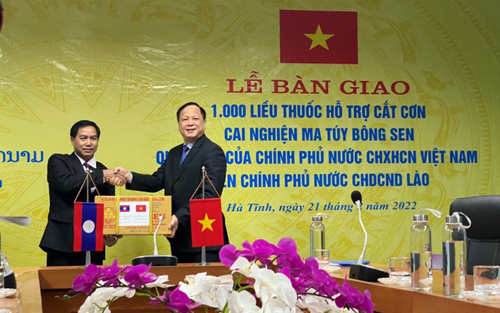 Đại diện Chính phủ Việt Nam trao tặng thuốc cho đại diện Chính phủ Lào