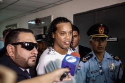 trong tu ronaldinho van ghi 5 ban giup doi nha vo dich gianh phan thuong chu lon nang 16 kg