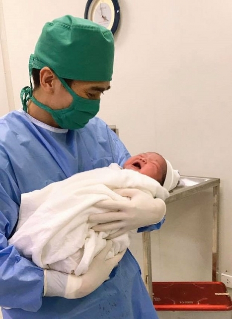 Quảng Ninh: Sản phụ đẻ mổ thành công, em bé chào đời nặng 6,1kg quang ninh de mo thanh cong san phu sinh em be nang 61kg