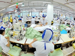 Người lao động bị ngừng việc vì cách ly được trả lương thế nào?