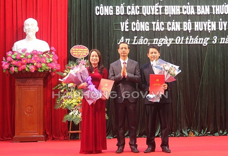 Ông Nguyễn Cao Lân và bà Ngô Thị Thanh Thủy nhận quyết định (Ảnh: Báo Hải Phòng)
