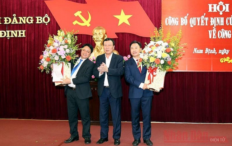 Bí thư Tỉnh ủy Đoàn Hồng Phong chúc mừng ông Hoàng Nguyên Dự và ông Trần Minh Thắng (Ảnh: Nhân dân)