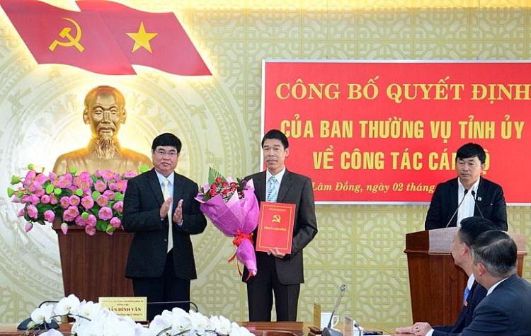 Ông Nguyễn Thành Cơ nhận quyết định bổ nhiệm (Ảnh: Báo Lâm Đồng)