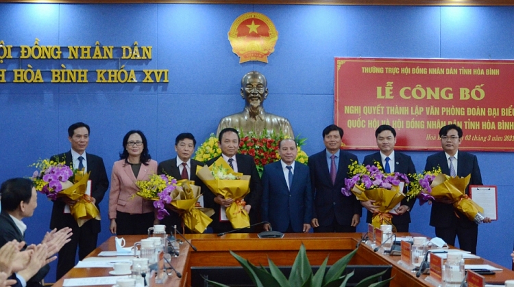 Lãnh đạo Văn phòng Quốc hội, Đoàn ĐBQH tỉnh và HĐND tỉnh chúc mừng các cán bộ được bổ nhiệm (Ảnh: Báo Hòa Bình)