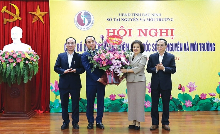 Chủ tịch UBND tỉnh Nguyễn Hương Giang chúc mừng ông (Ảnh: Báo Bắc Ninh)