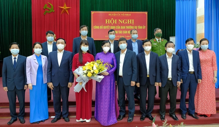 Bà Hà Thị Bích Hồng nhận quyết định (Ảnh: Báo Thái Nguyên)