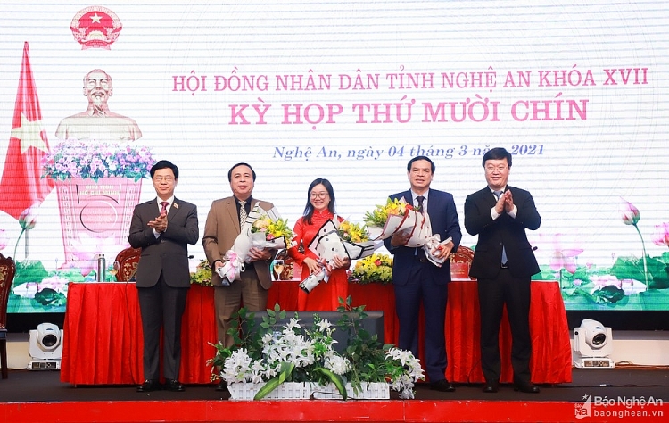 Lãnh đạo HĐND, UBND tỉnh Nghệ An chúc mừng các cán bộ (Ảnh: Thành Duy_