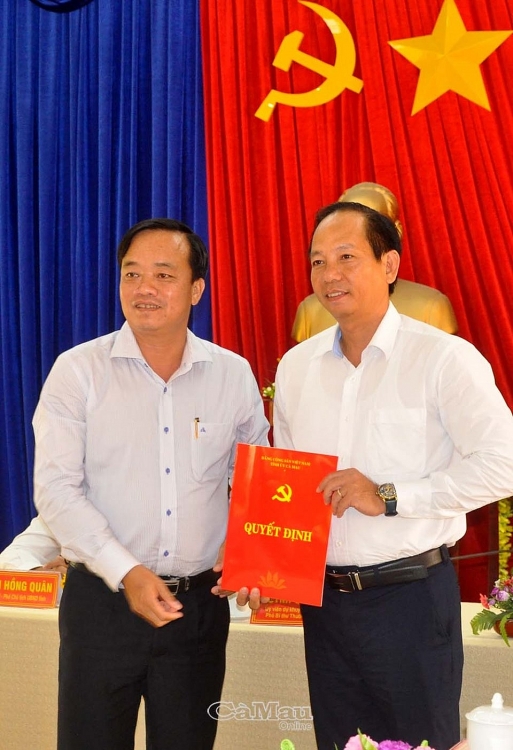 Ông Nguyễn Chí Thiện nhận quyết định (Ảnh: Báo Cà Mau)