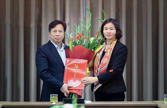 Ông Phùng Văn Dũng nhận quyết định (Ảnh: ANTĐ)
