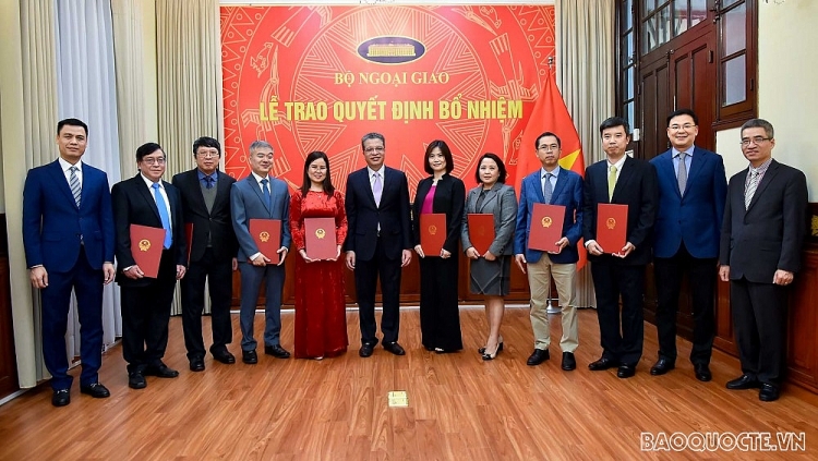 Thứ trưởng Đặng Minh Khôi chúc mừng các cán bộ