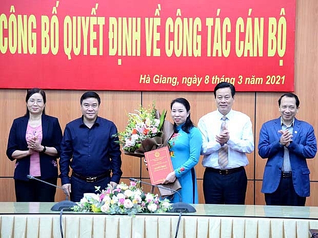 Thường trực UBND tỉnh Hà Giang chúc mừng bà Hoàng Thị Hằng (Ảnh: Báo Tuyên Quang)