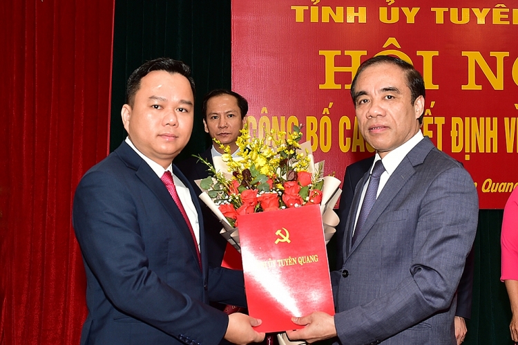 Ông Đỗ Hùng Đức nhận quyết định (Ảnh: Báo Tuyên Quang)