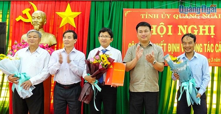 Phó Bí thư Thường trực Tỉnh ủy Đặng Ngọc Huy chúc mừng các cán bộ (Ảnh: Báo Quảng Ngãi)
