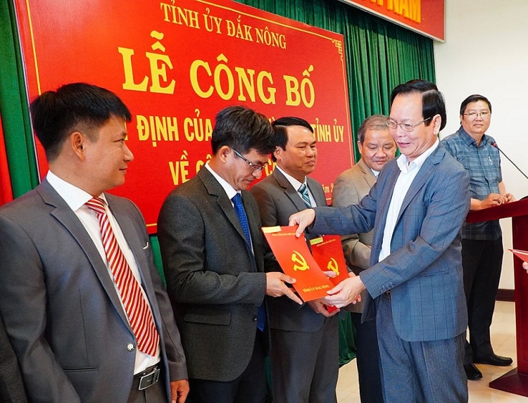 Ông Ngô Thanh Danh, Bí thư Tỉnh ủy, Trưởng Đoàn đại biểu Quốc hội tỉnh trao quyết định cho các cán bộ (Ảnh: Báo Đắk Nông)