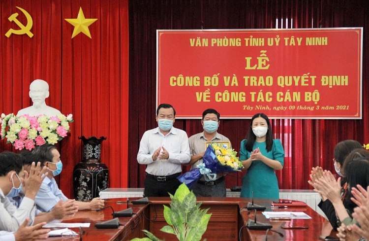 Ông Dương Quốc Sinh (giữa) nhận quyết định (Ảnh: Báo Tây Ninh)