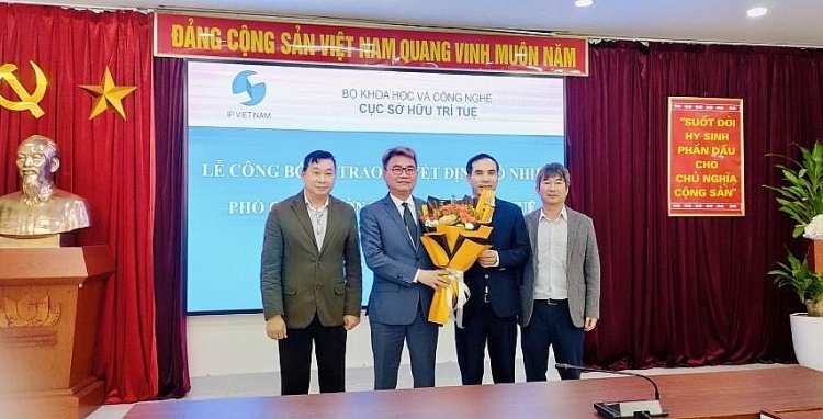 Lãnh đạo Cục Sở hữu trí tuệ chúc mừng ông Nguyễn Văn Bảy (Ảnh: Cổng TTĐT Bộ KH-CN)