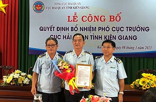 Cục trưởng Ngô Hoàng Hải trao quyết định, chúc mừng ông Trương Minh An (Ảnh: Thời báo tài chính)