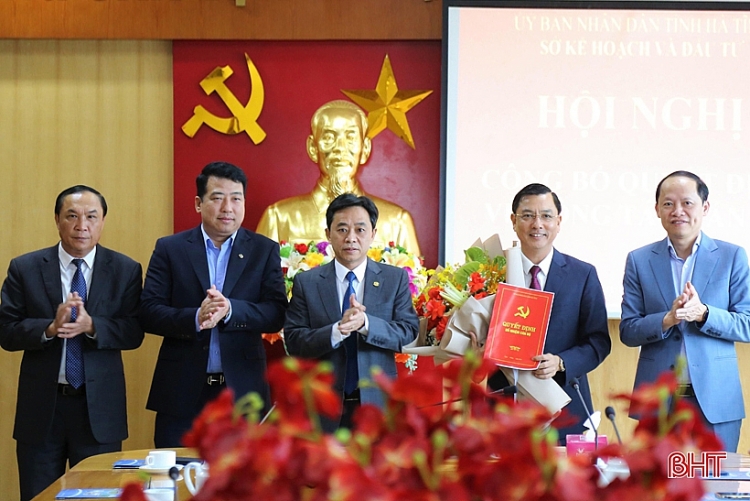 Phó Bí thư Thường trực Tỉnh ủy Trần Thế Dũng trao quyết định cho ông Trần Việt Hà