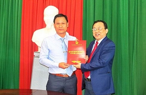 Ông Lê Hữu Hoàng (bên phải) trao quyết định bổ nhiệm cho ông Lê Phước Đức (Ảnh: Báo Khánh Hòa)