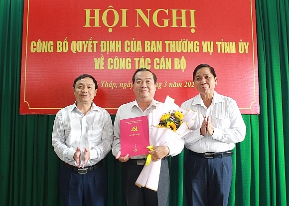 Ông Võ Hoàng Cương (giữa) nhận quyết định (Ảnh: Báo Đồng Tháp)