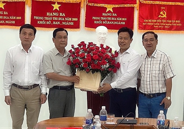 Phó Bí thư Tỉnh ủy, Chủ tịch UBND tỉnh Lê Quân (thứ 2 từ phải qua) chúc mừng ông Trần Hoàng Nhỏ