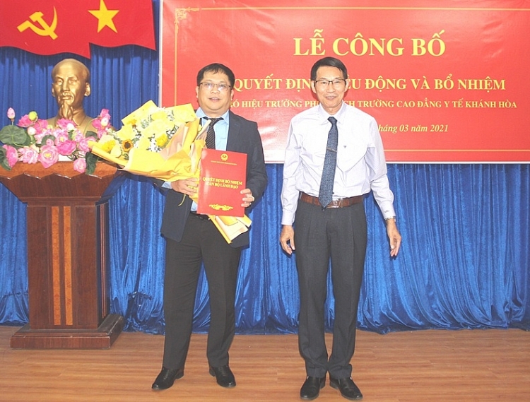 Ông Đinh Văn Thiệu trao quyết định cho ông Hồ Tá Phương (Ảnh: Báo Khánh Hòa)