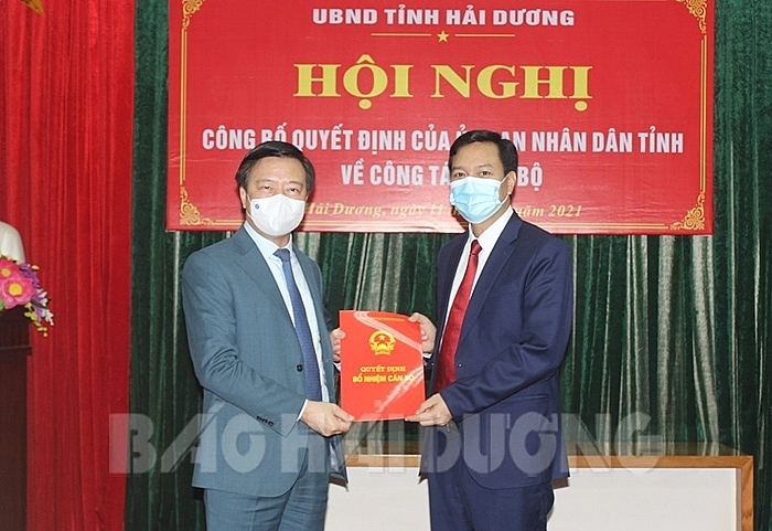 Ông Hoàng Văn Thực (phải) nhận quyết định bổ nhiệm