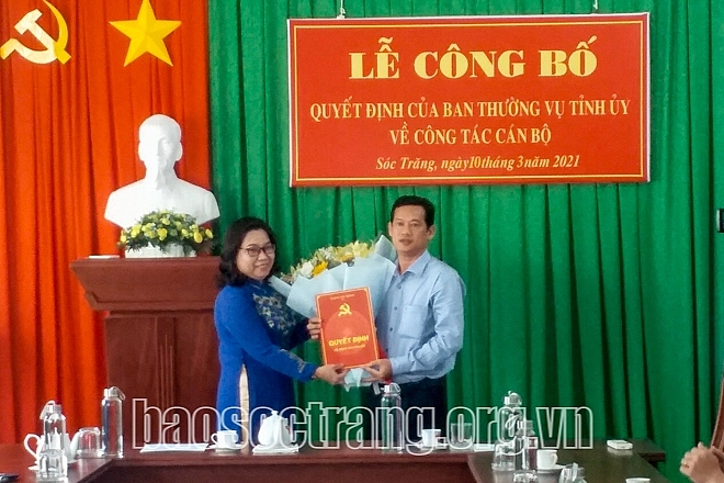 Bà Hồ Thị Cẩm Đào - Phó Bí thư Thường trực Tỉnh ủy trao quyết định cho ông Hồ Minh Hải