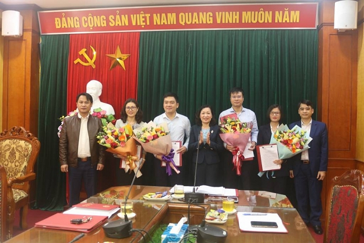 Lãnh đạo Văn phòng trao quyết định, chúc mừng các cán bộ được bổ nhiệm
