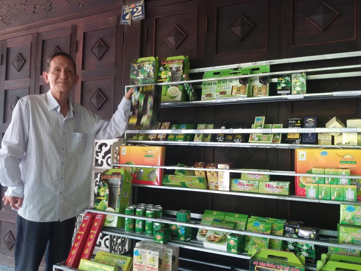 Ông Đoàn Văn Khanh với các sản phẩm của doanh nghiệp sản xuất.