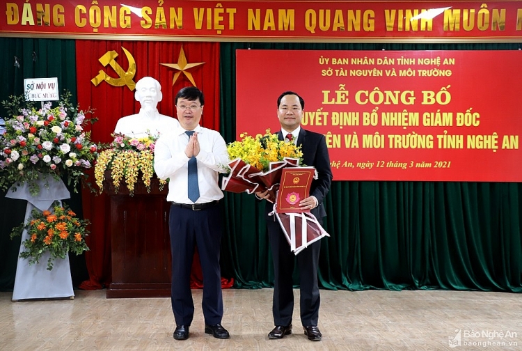 Ông Hoàng Quốc Việt (phải) nhận quyết định bổ nhiệm