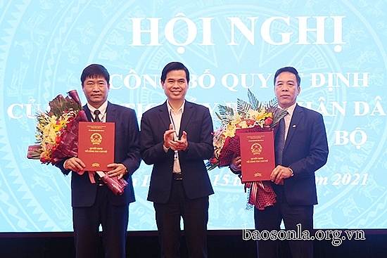 Phó Bí thư tỉnh ủy, Chủ tịch UBND tỉnh Hoàng Quốc Khánh trao quyết định bổ nhiệm cho 2 cán bộ (Ảnh: Báo Sơn La)