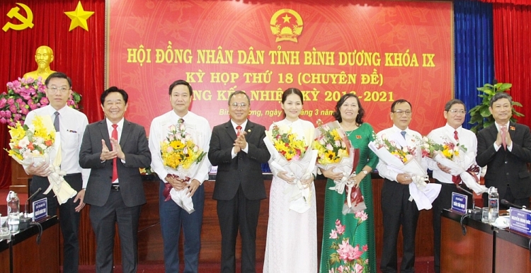 Lãnh đạo tỉnh Bình Dương tặng hoa chúc mừng các Ủy viên UBND tỉnh (Ảnh: Báo Bình Dương)