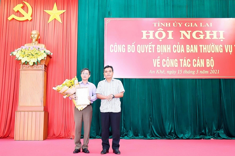 Bí thư Tỉnh ủy Gia Lai Hồ Văn Niên trao quyết định cho ông Nguyễn Xuân Phước (Ảnh: Báo Gia Lai)