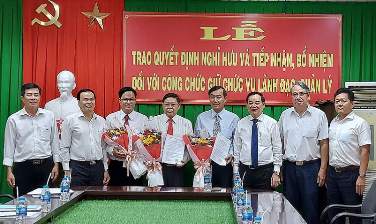 Chủ tịch UBND tỉnh Trần Ngọc Tam trao các quyết định (Ảnh: Báo Đồng Khởi)