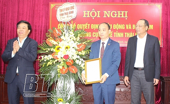 Ông Đỗ Hồng Nam (giữa) nhận quyết định bổ nhiệm