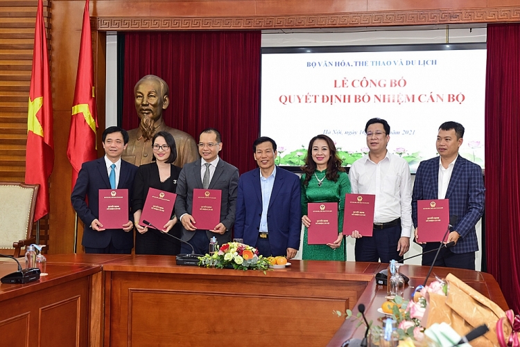 Bộ trưởng Nguyễn Ngọc Thiện chúc mừng các nhân sự mới (Ảnh: Vnews)