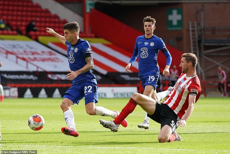 Chelsea (xanh) là đối thủ quá sức đối với Sheffield Utd lúc này