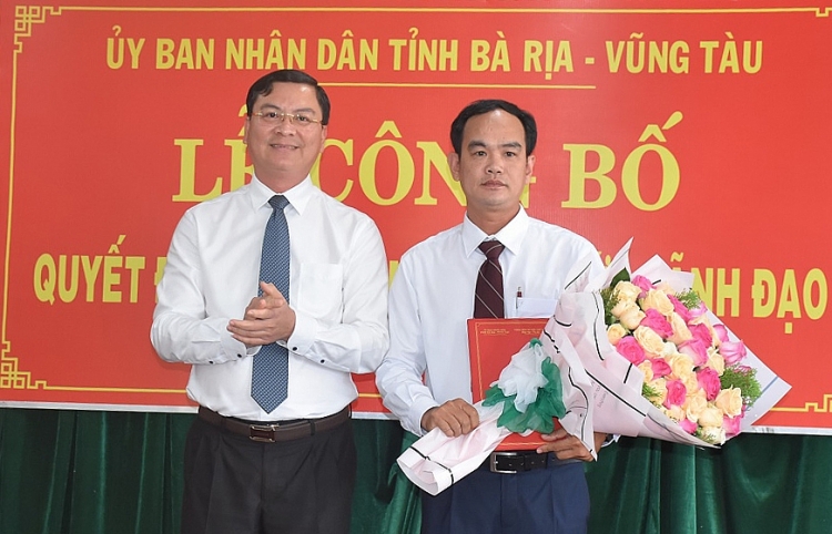 Ông Nguyễn Công Vinh, Phó Chủ tịch UBND tỉnh trao quyết định cho ông Đỗ Minh Tuấn