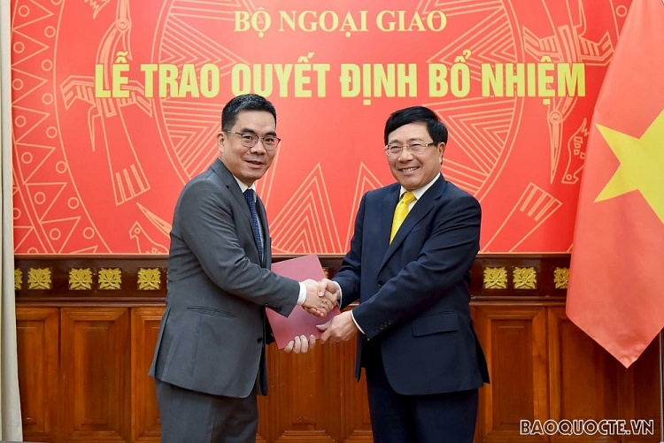 Ông Đỗ Hoàng Minh (trái) nhận quyết định