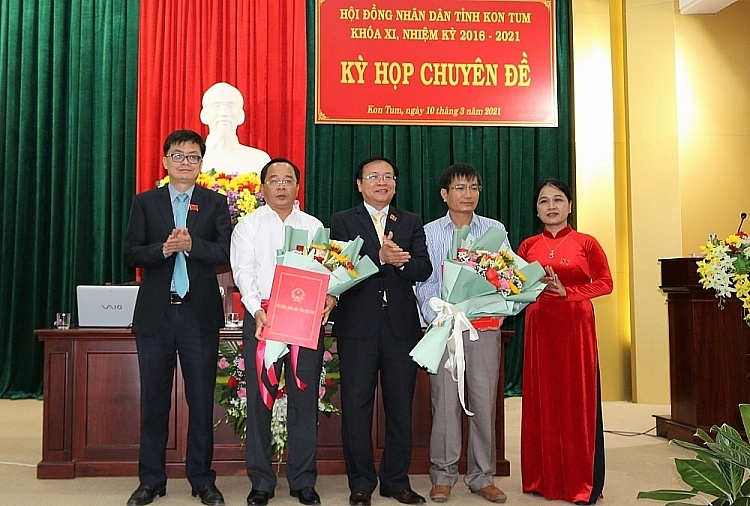 Thường trực HĐND tỉnh Kon Tum chúc mừng ông Nguyễn Ngọc Sâm (thứ 2 từ phải sang) (Ảnh: Báo Kon Tum)