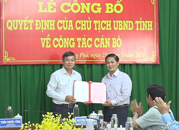 Giám đốc Sở Nội vụ trao quyết định cho đồng chí Danh Hoàng Nguyên (Ảnh: Cổng TTĐT tỉnh Sóc Trăng)