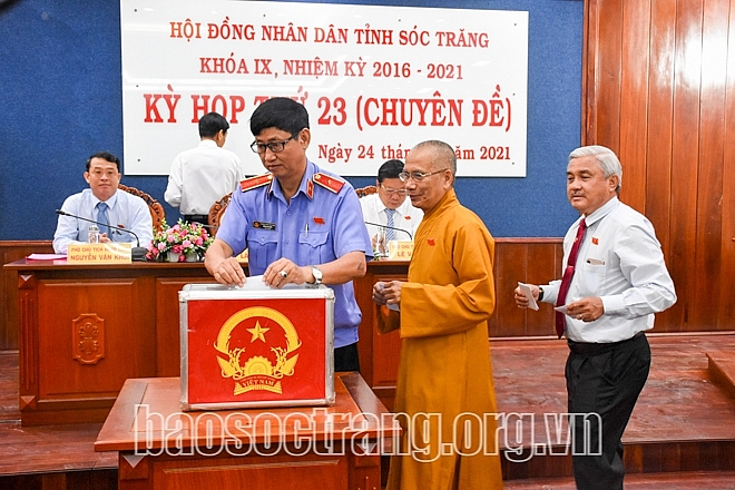 Đại biểu HĐND tỉnh Sóc Trăng bỏ phiếu bầu Ủy viên UBND tỉnh (Ảnh: Phước Liêu)