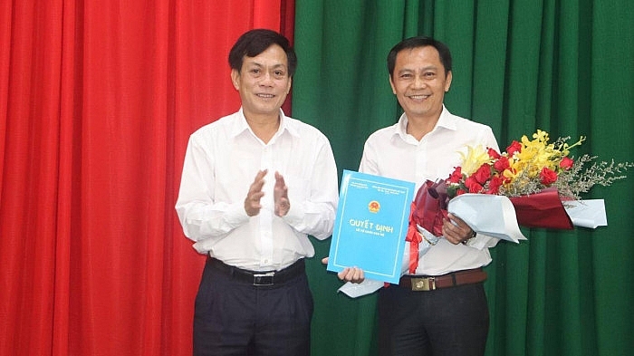 Ông Nguyễn Ngọc Hè, Phó Chủ tịch UBND TP. Cần Thơ trao quyết định bổ nhiệm cho ông Nguyễn Hoàng Tùng (Ảnh: Báo Giao thông)